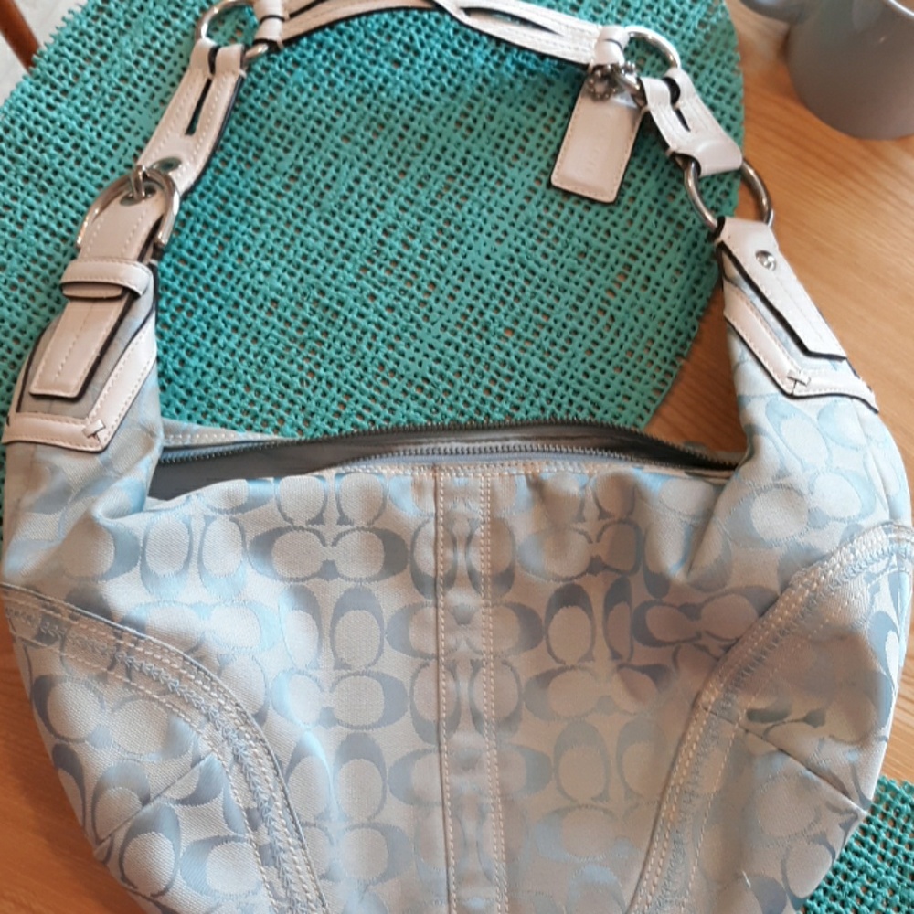 Coach shoulder bag size Medium, decent condition!